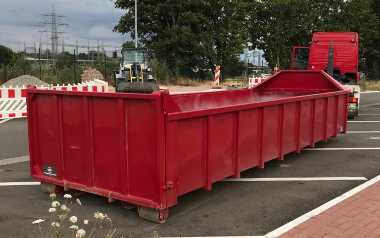 Absetzcontainer von Hegmann beim Abholen auf einem Grundstück