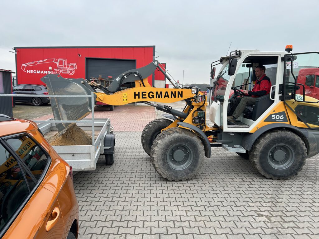 Radlader befüllt die Schüttboxen auf dem Betriebshof in Uedem
